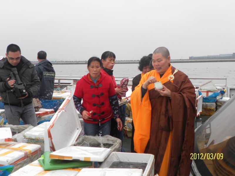 法雨寺、学佛网庆祝永健法师生日放生普佛法会