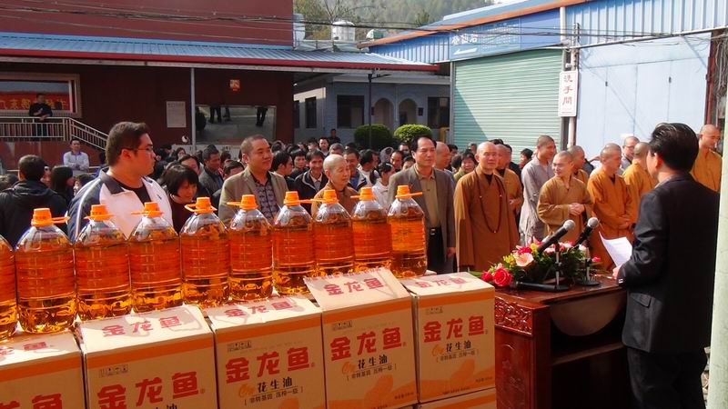 学佛网2013年春节前夕,向梅州市贫困户送米送油活动图片--学佛网