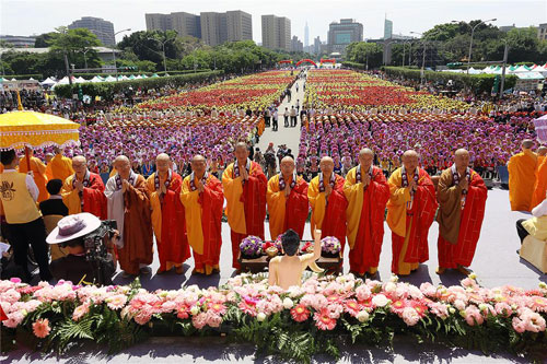 佛光山庆佛诞报母恩,逾10万人凯道同祈福