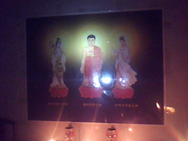 观音圣诞日家中佛堂佛菩萨显灵大放异彩-学佛