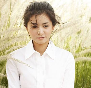 张瑞希虔诚拜佛内心获平安-学佛网